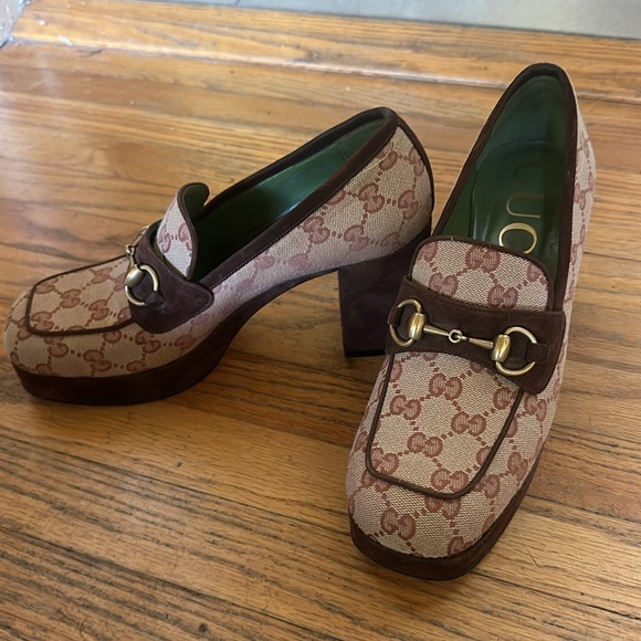 Gucci gg label monogram horse shoe brass platforms with suede bottom heels - Picture 4 of 6